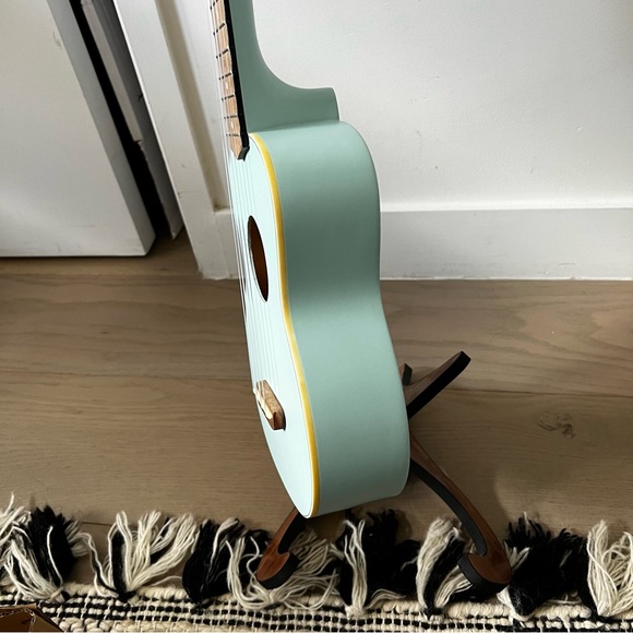 Fender Venice Soprano Ukulele, Daphne Blue - Picture 8 of 10